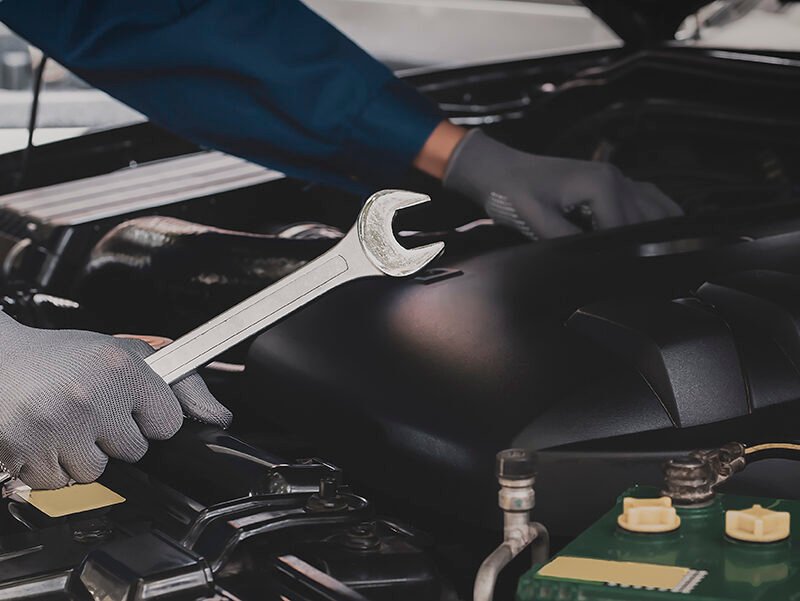 Imagen de Mecanico reparando vehículo