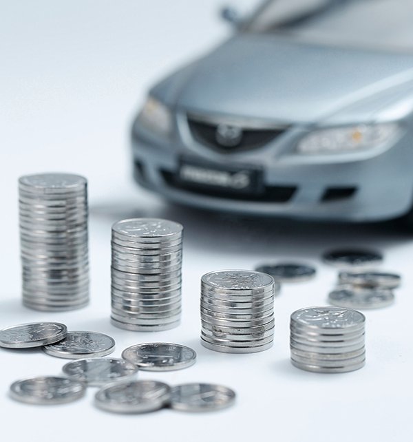 Imagen de coche de juguete junto a monedas