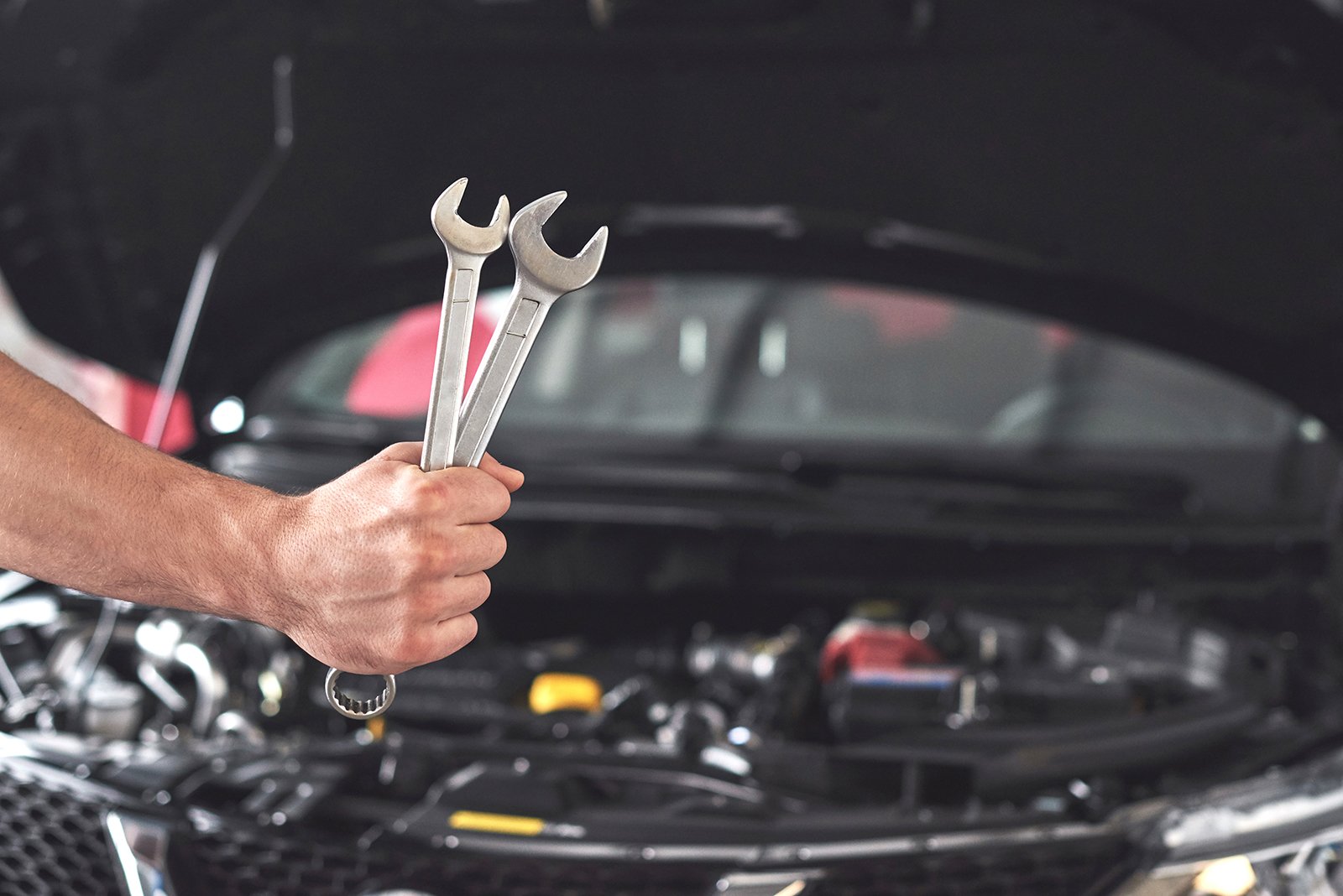 Imagen de mecánico reparando vehículo