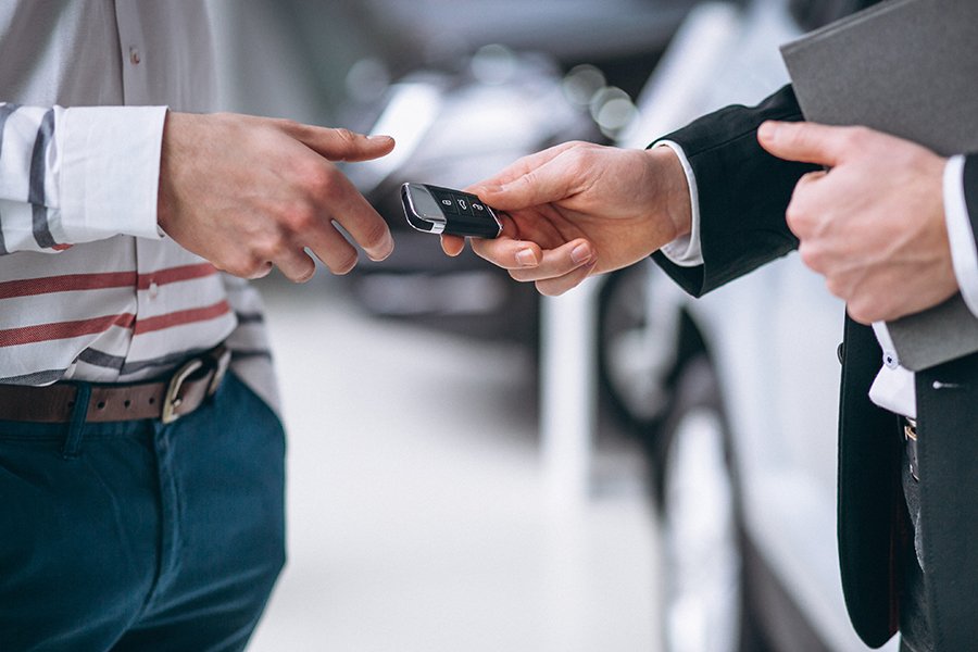 Imagen de entrega de llaves de coche nuevo