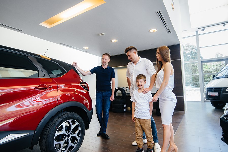 Imagen de familia feliz recibiendo su coche