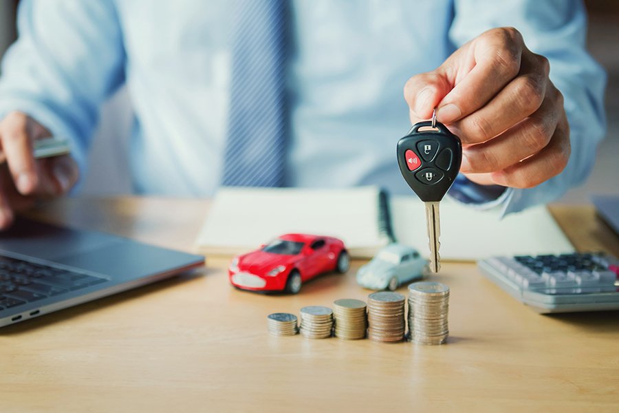 Imagen de hombre con llaves y monedas y un coche de juguete