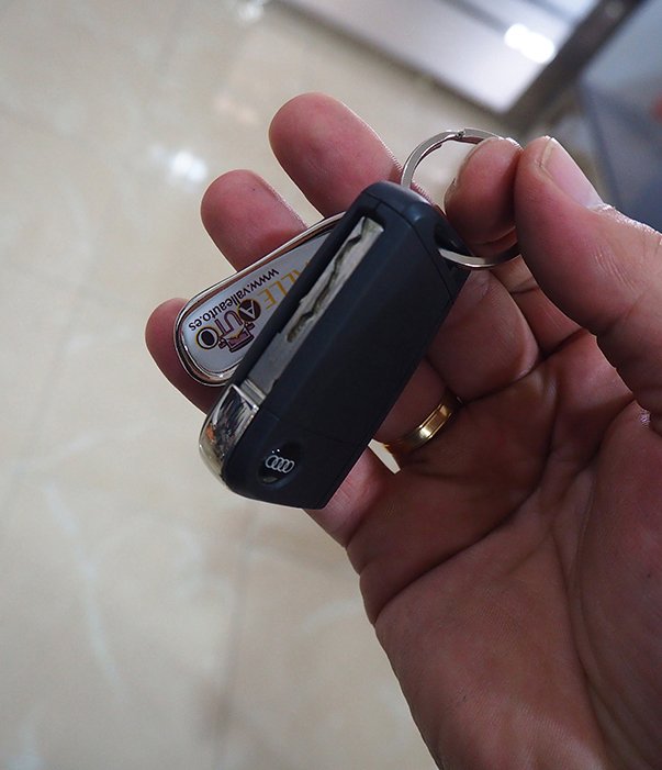 Imagen del momento de entrega de llaves por la compra de coche
